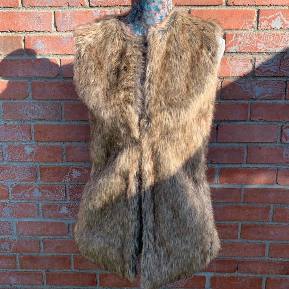 Bershka faux fur vest with slit pockets and hook and eye closure.